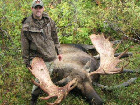 Grizzly September 5-15, 2014 D.I.Y Alaskan Moose Hunt for 3: $5500 per hunter Looking for a big bull moose, but can t afford a fully guided hunt? This is our best D.I.Y. Alaskan Moose hunt, based out of Dillingham, Alaska.