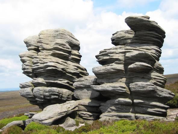 The edge consists of three tiers of buttresses that are generally sound clean course grained gritstone with climbs varying in length from 3m to 8m.