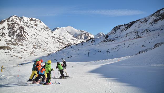 SKI AND SNOWBOARD SCHOOL ORDINO-ARCALÍS GROUP CLASSES ON SPECIAL DAYS ADULTS 16-64 years CHILDREN up to 15 years December 5-8 12 hours 106,00 96,50 December 27-31 15 hours 125,00 114,00 January 2-6