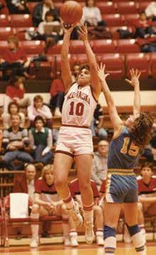 HUSKERS.COM @HUSKERSWBB #HUSKERS Nebraska 1,000-Point Scorers Lindsey Moore 2010-13 5-9, Guard Covington, Wash. (Kentwood) 1,673 Points (11) Angie Miller 00 1984-87 5-11, Center Clatonia, Neb.