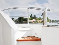 The lounge seat at the stern gives you and your crew pure enjoyment.
