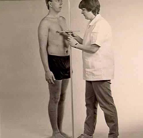 CHEST HEIGHT Standing surface -- bustpoint/thelion, right. PROCEDURE: Subject is in the anthropometric standing position.