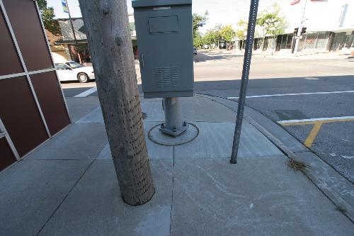 4.7 Remove Sightline Obstructions Sidewalks and walkways leading to crosswalks should be kept clear of utility poles, sign posts, vegetation and other obstacles that could obscure the view from both