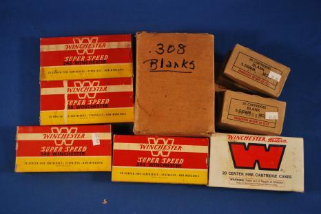 135. Vintage Ammo Box - Winchester.32 & Remington 25-20 The Winchester.32 soft point red label two piece box shows some wear on the base and one end has the corners bent upward.