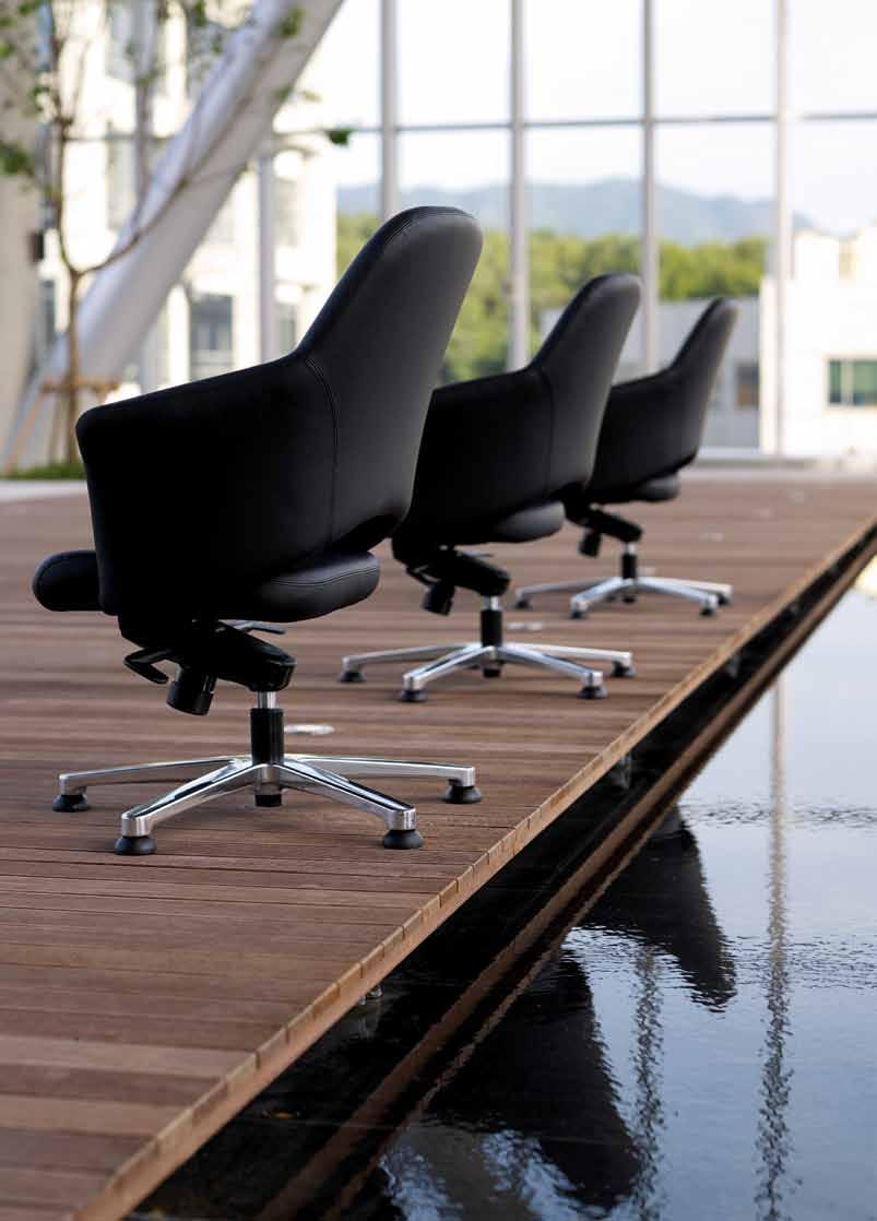 use. The chair comes in hightable and low-table types to accommodate any meeting or reception