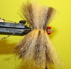 Both colors are attached on the top side of the hook. Step 4: Lift all Congo Hair straight upwards so each side meets on top of the hook.