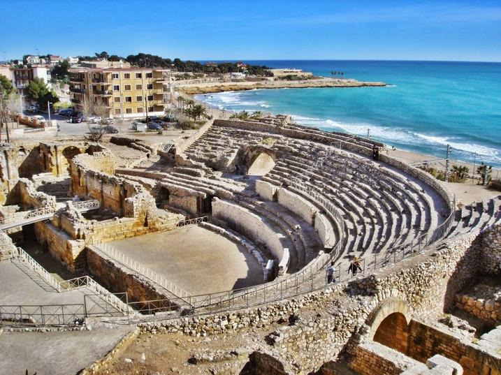 TARRAGONA Tarragona, rightful heiress to the Tarraco Empire, is a unique city that has managed to successfully combine its Roman legacy and medieval ancestors with its genuine