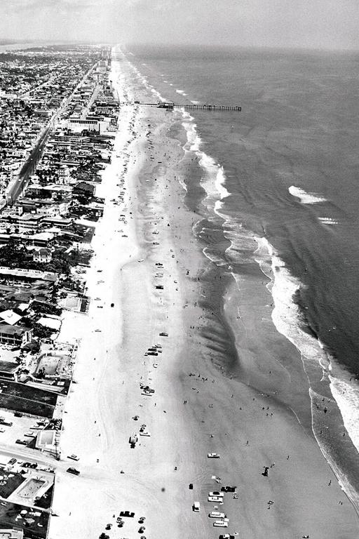 1936-1959 A SAND TRACK UNIQUE IN THE WORLD The beach in Daytona did not end its romance with motor sport after the attempts to set land speed records moved to Utah.