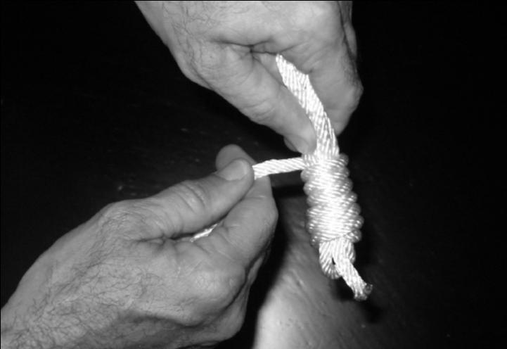 You can easily identify if the knot has been tied correctly by observing that one of the end pieces located at