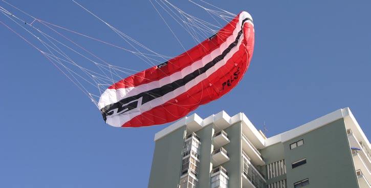 If you get lifted up very high, keep the kite as still as possible and fully depowered (pull yellow strap if necessary) in its zenith (leading edge facing the wind). Don t panic!