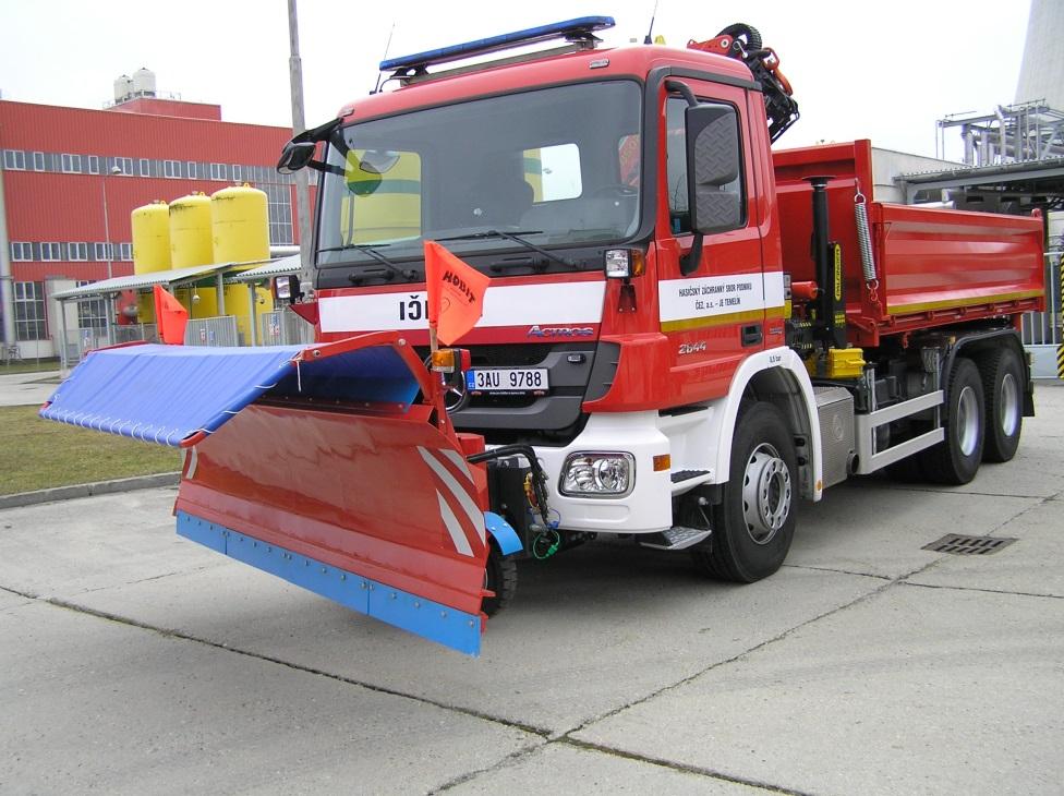Tipper truck with a hydraulic arm and a snow blade for