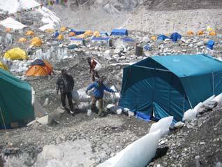 ACTION Garbage and Debris The Eco Everest Expedition 2008 collected a total of 965 kilos 1 of garbage and debris by the end of the expedition - 665 kilos of garbage and debris was collected from