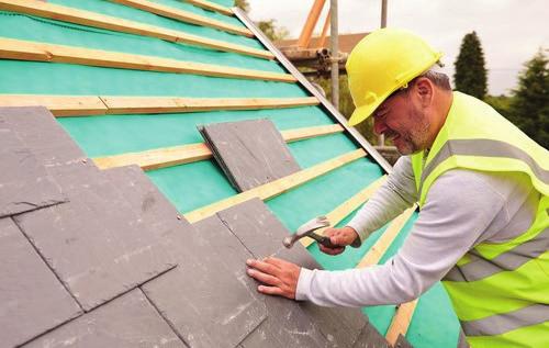 FORWARD Roofers must always be made aware of and understand the hazards which can overtake them whenever work is attempted or continued in windy conditions.