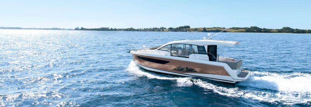 LIVING ON 33 FEET NEVER FELT LARGER DYNAMIC HULL DESIGN The sculptured hull provides excellent performance whilst giving light and space to the interior.