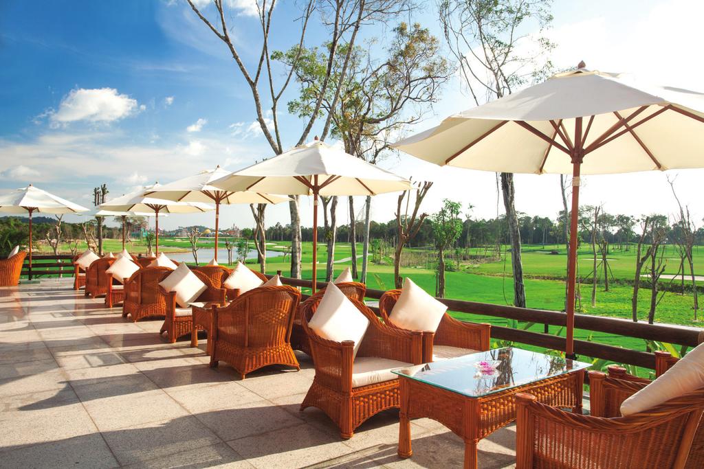 The stylish restaurant & bar complete with patio overlooking the scenic golf course, is perfect for golfers and diners looking to kick back and relax, with a range of culinary options to suit both
