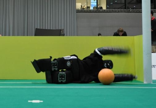 When performing the diving motion, the special goalie halt position plays a key role.