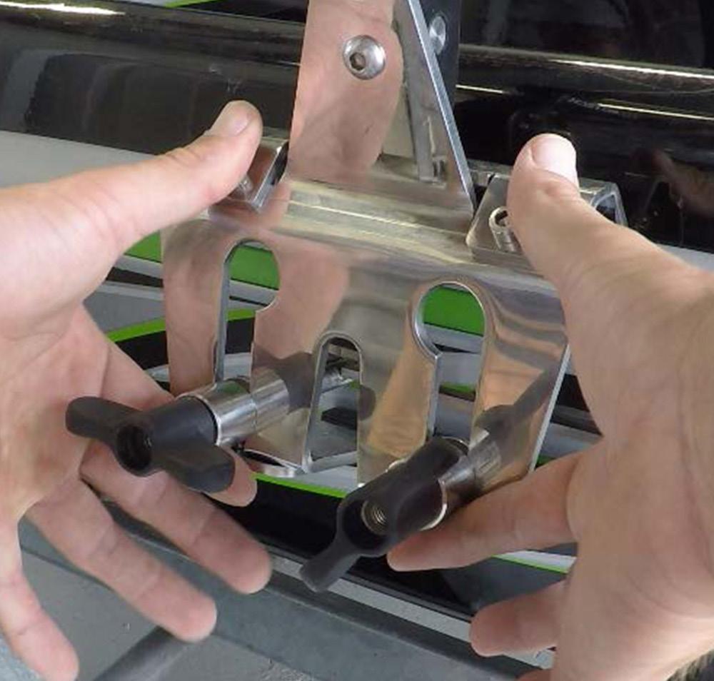 STEP 2 : Hold the clamp with two hands applying pressure towards the ski to help it sit in position and to assist