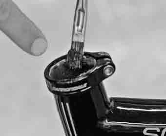 SEAT POST MINIMUM SEAT POST INSERT DEPTH The seat post must be inserted a minimum of 100 mm. Installation 1. Always clean the inside of the seat tube with a dry clean shop towel. 2.