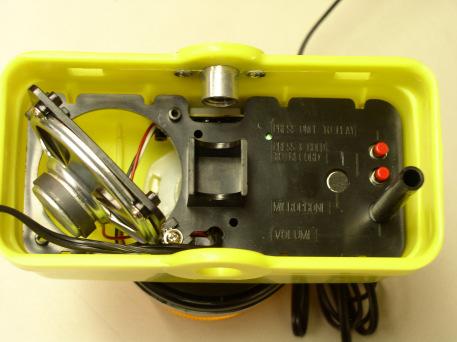 Operating Instructions ADA Audible Information Device Model 400ML 1. Remove bottom from top case. A flat head screwdriver might be necessary to release snap locks. 2. Plug unit into battery pack.