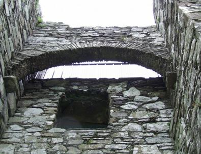 Fig. 4. Audley s Castle c. C15. The south-east façade. Arch machicolation at parapet level above the entrance. attack [Berryman, 2008, 36].