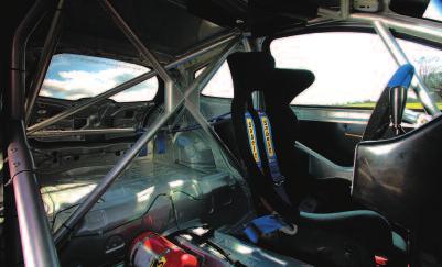 A bodyshell reinforced by an FIA-homologated roll cage Identical to that of New Clio, the New Clio Cup bodyshell is reinforced by a bolted roll cage designed to comply with the standards of the FIA