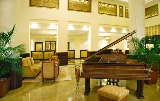vibrant city, the 230-room Dar es Salaam Serena Hotel offers a unique mix of pan- African style, world-class