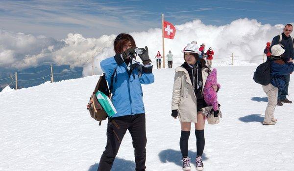 JUNGFRAUBAHN HOLDING AG 17 ANNUAL REPORT 2016 Chart comparison of overnight stays / arrivals at Jungfraujoch As a pioneer on the Asian markets, the Jungfrau Railways Group already recognised the