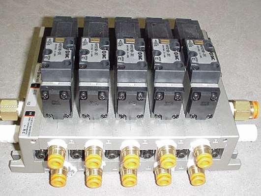 11 (A3) Valve Pack: for controlling the cylinders.