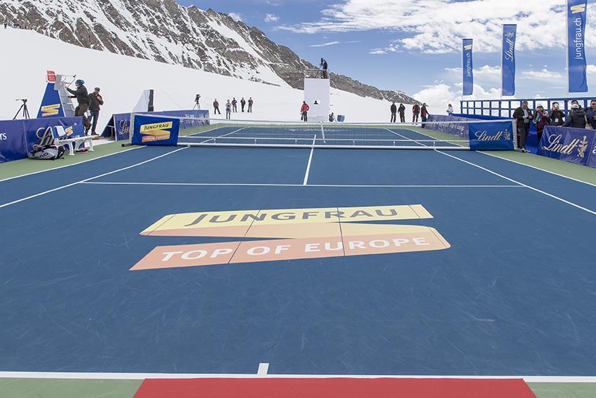 The floor was made in Rosenheim, at the company headquarters of HARO Sports, ready coated in the Lindt design corporative colours for the show-tournament: blue on the surface together with the golden