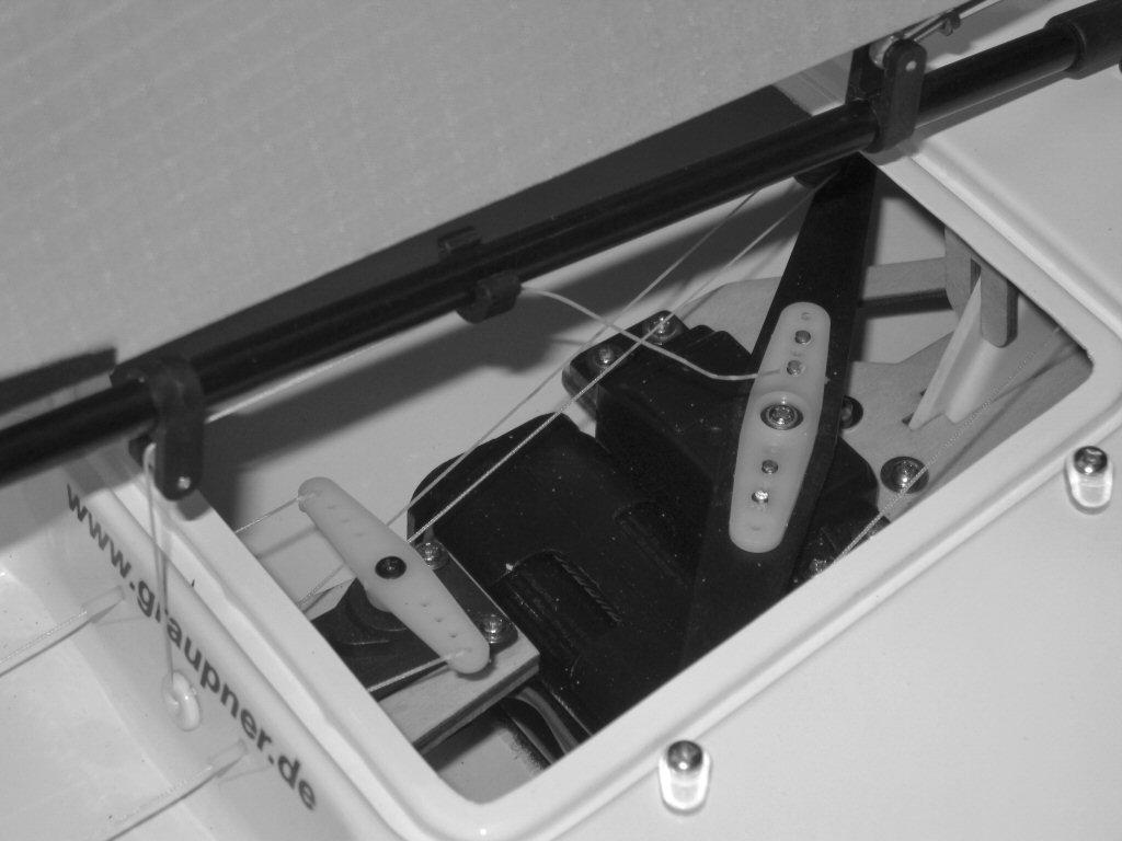 Use the RC system transmitter to adjust the sail setting lever to the sails fully close-hauled position.