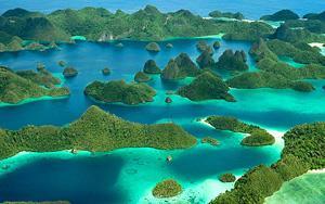 Raja Ampat Raja Ampat loosely translates to mean "Four Kings", and is an archipelago in the East of Indonesia made up of 1500 small islands and cays surrounding the main four islands (or Four Kings)
