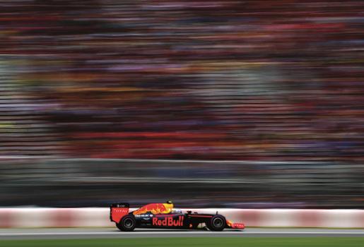 6 AT&T Real-time Problem-solving in F1 CASE STUDY: Hungarian Grand Prix July 26, 2015 The Start Daniel Ricciardo