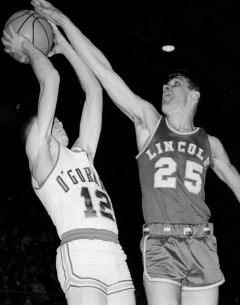 2014 Fall Newsletter Page 9 Time on Court Helped 1968 Trio Reach NFL By Greg Hansen In the winter of 1968 the high school basketball landscape in South Dakota was illuminated by three stars who were