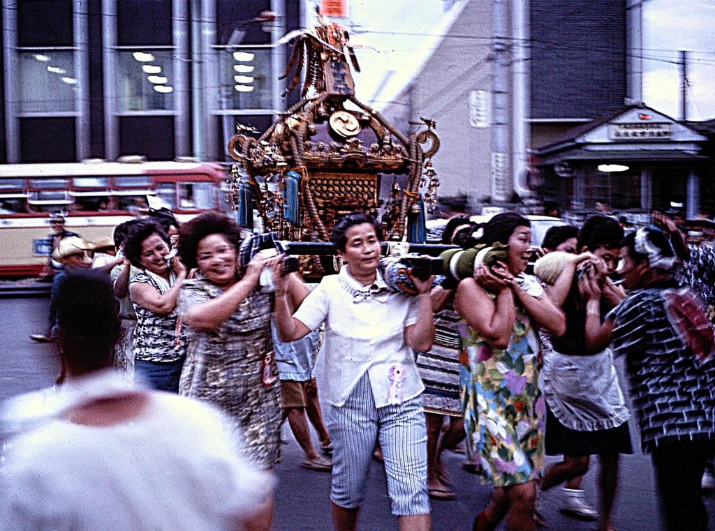 Obon Matsuri Women s Omikoshi Everyone takes a turn carrying the portable omikoshi. Male sake omikoshi carriers (on right) help the ladies to carry their own shrine omikoshi.