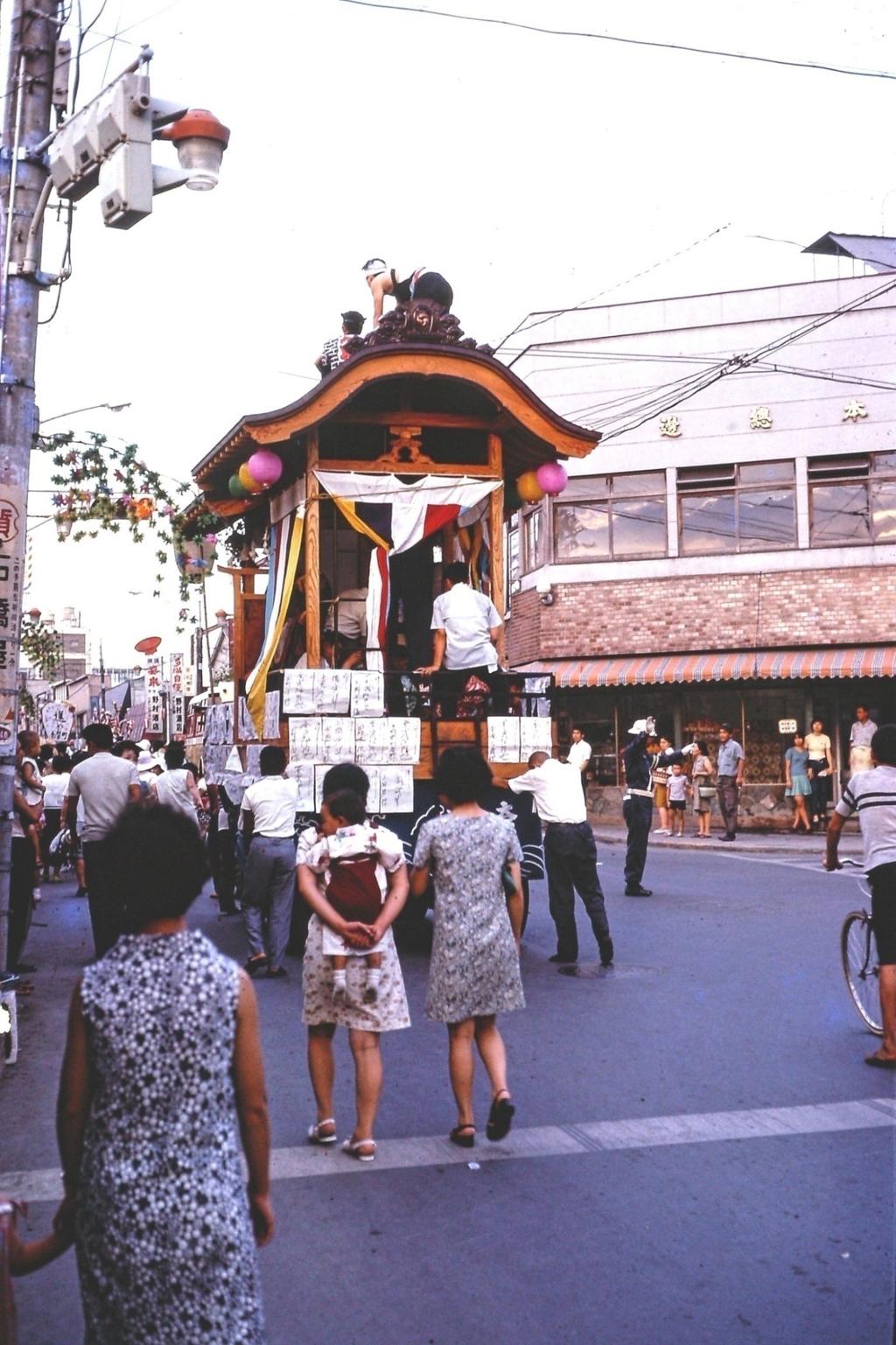 Obon Dashi Matsuri Wheeled Shrines Shrines on wheels (Dashi) are usually pulled and pushed through neighborhood streets to the accompaniment of the sounds of flutes, shakuhachi, Taiko drums,