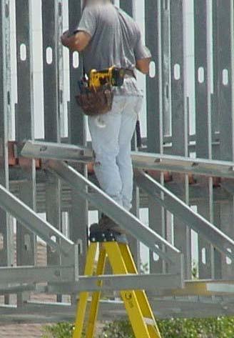 9 Misuse of Portable Ladders (cont d) Ladder Type Duty Ra ng Use Load