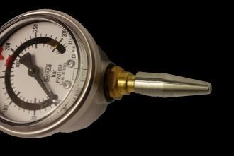 5 Maintenance Pressure gauge repair 5.2.2 Pressure gauge repair 1. Fit the assembly help tool on the pressure gauge thread. 2.