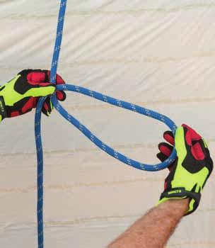 3 With the thumb and forefinger of the left hand, firmly hold the rope where it crosses.