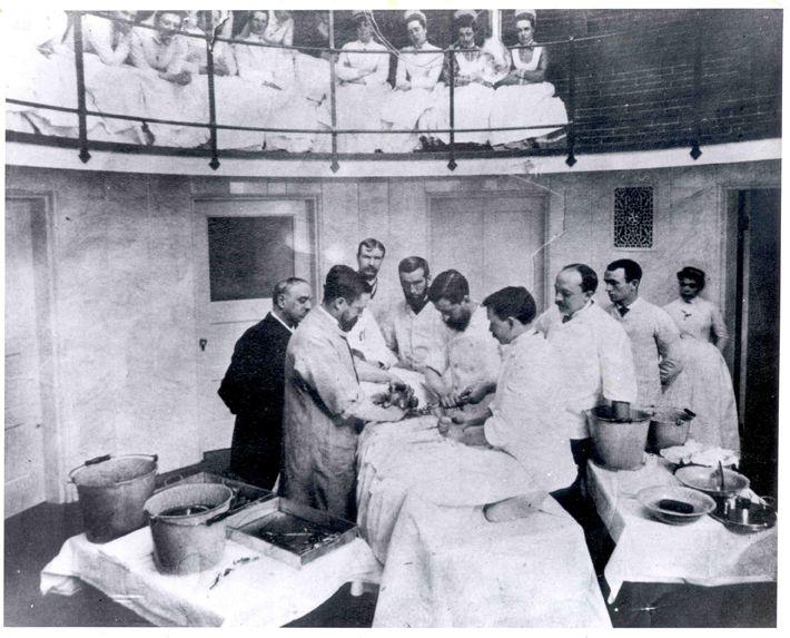 Context of Medicine in the early 20th century How could the latest knowledge and techniques in medicine benefit injured soldiers?
