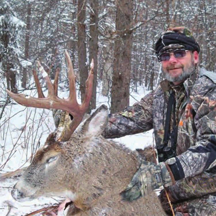 Three hunting days are priced very economically at $3,000 and that includes a buck of 8 or 9 points and gross Oklahoma hunter Roland Chaffin took his Alberta buck on Hunt WD832.
