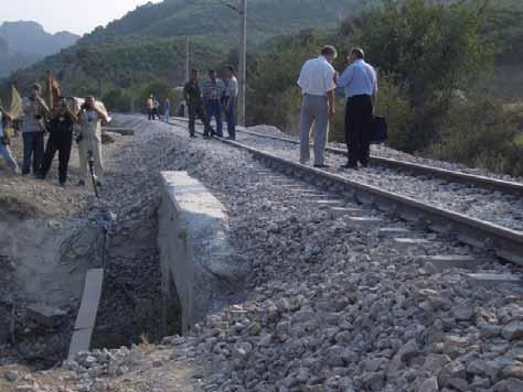 The culvert with the concrete wall to which the derailed car (second car behind the loc) collided.