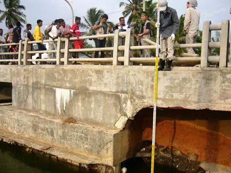 d) Dodanduwa: In Dodanduwa, which is 12 km in north of Galle, there is a concrete bridge constructed at the river mouth. It appears to have been built recently.