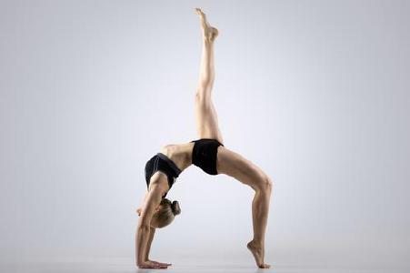 One-Legged Wheel Pose (Eda Pada Urdhva Dhanurasana) Stretches: Back, Triceps, Shoulders, Butt, Wrists, Back, Quadriceps Begin in Wheel pose (above). Slowly lift your right leg up as high as you can.