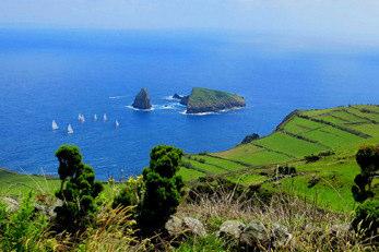Discover the enchanting towns of Velas and Calheta and cross the thin (8 km) but steep island (300 m) to visit some of its more fabulous fajas (low tongues of lava at the bottom of steep volcanic