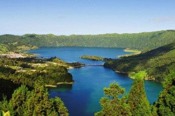SAILAZORES YACHT CHARTER DAYS 7/8 VISIT SÃO MIGUEL ISLAND Known as the Green Island, São Miguel is the land of lakes lying down in volcanic craters and endless virgin forests.