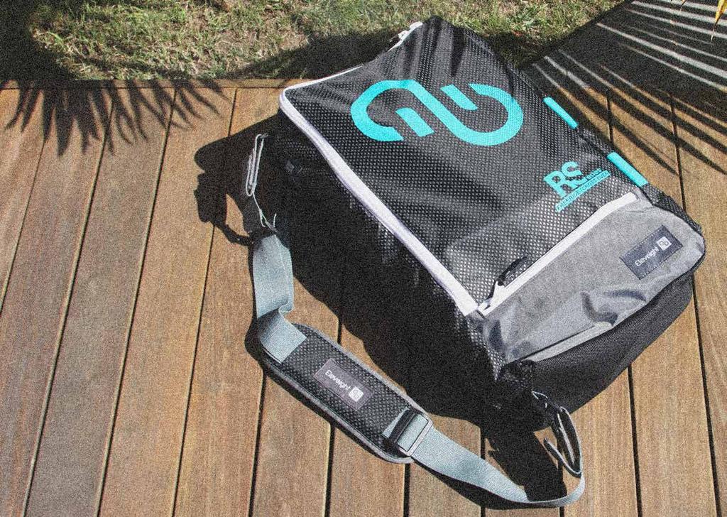ELEVEIGHT SHOULDER BAG Each kite comes in a trendy shoulder bag that is comfortable to carry, fits additional equipment and can be used apart from kiting. Comes in two sizes and easily fits two kites.