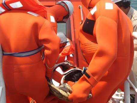 The result of the test showed that it was possible to transport a person in a stretcher case and place him inside a lifeboat.
