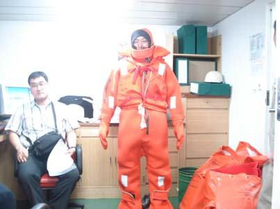 However, this is a problem in that, for crew members with small physique, the universal type immersion suits