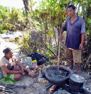 63 Figure 2. An I-Kiribati fisher and his family cooking lollyfish (Holothuria atra) on Kiritimati Island, Line Islands Group, Kiribati. Figure 3.