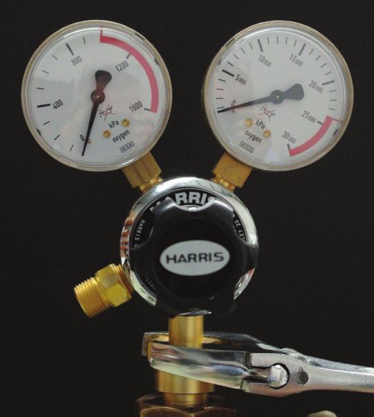 a) Both cylinder supply valves should be fully closed. (Fig. 1). b) Both regulator pressure adjusting knobs shall be turned anti-clockwise until fully disengaged with spring/diaphragm.